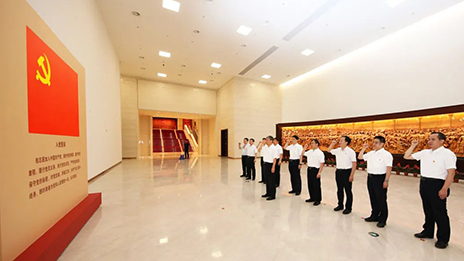 北汽集團領導班子參觀“‘不忘初心、牢記使命’ 中國共產黨歷史展覽”并重溫入黨誓詞